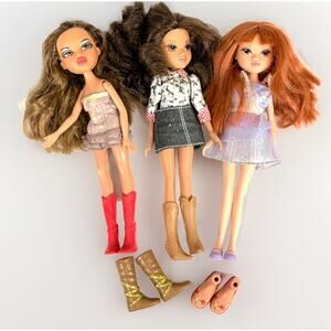 Vtg 2001 Bratz 2009 Moxie Girlz Dolls - Lot of 3 w/ Extra Feet / Shoes